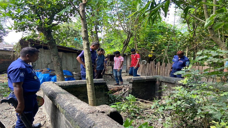 চাঁপাইনবাবগঞ্জে আবারও কবরস্থনে মাটির নীচে পুঁতে মজুদ ককটেলের বিস্ফোরণ